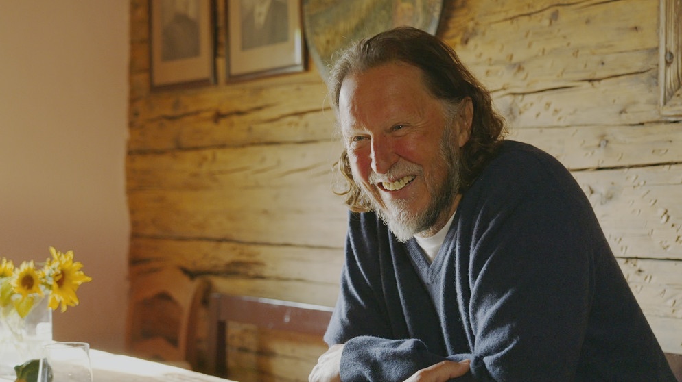 Toni Krank in der Gaststube seines Hauses in Mittergars. | Bildquelle: BR/Raimund Lesk