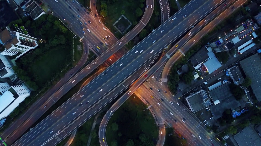Autobahnkreuz und Häuser | Bildquelle: BR