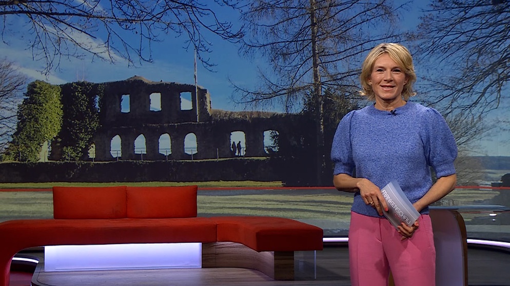 Julia Büchler beim Moderieren der Frankenschau aktuell. | Bildquelle: BR