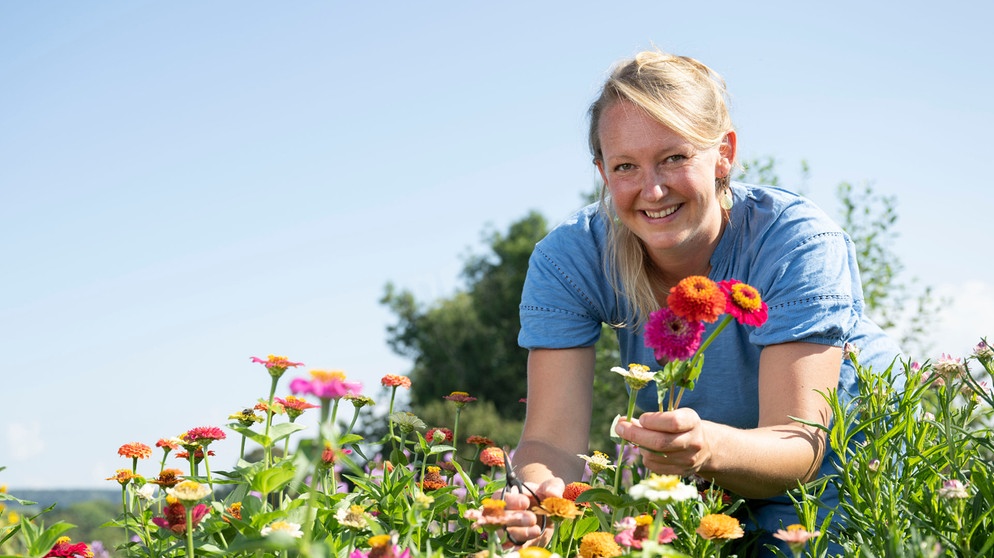 Anna Pröbstle auf dem Hof Pröbstle in Scheer mit Schnittblumen. | Bildquelle: WDR/Melanie Grande