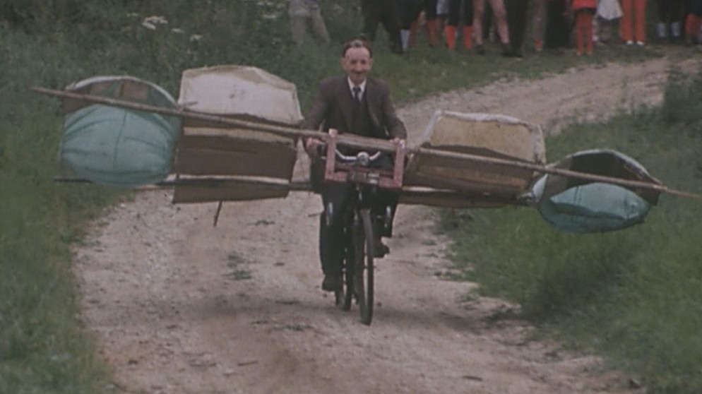 Archivfoto von Gustav Mesmer auf seinem selbstgebauten "Flugzeug", bestehend aus seinem Fahrrad und montierten Flügeln.  | Bildquelle: BR