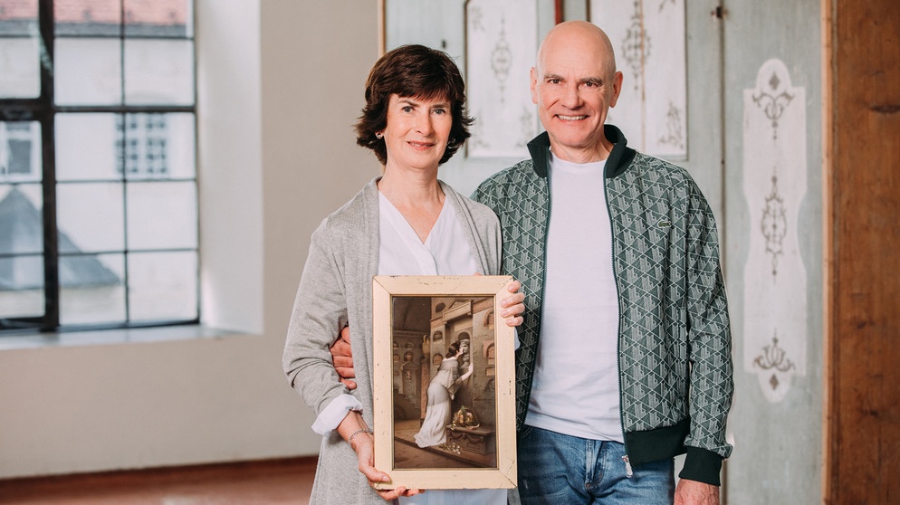 Der Ehemann wollte das Porzellanbild wegwerfen, die Ehefrau hat es gerettet und hofft jetzt auf eine Entdeckung. Dazu im Kloster Benediktbeuern eine kunstvolle Glasvase mit einem berühmten Bergriesen und ein surrealistisches Gemälde. | Bildquelle: BR/Vera Johannsen