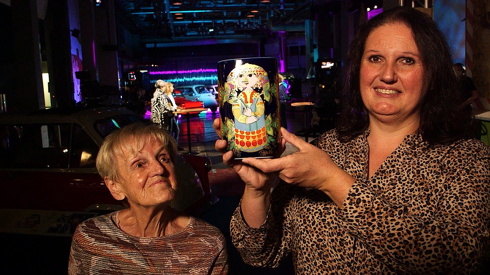 Diese bunte Vase soll einiges wert sein - stimmt das oder ist sie ein Fall für den Flohmarkt, fragen sich die Besitzerinnen. Immerhin stammt sie von Rosenthal. Und wurde sie vielleicht von einem dänischen Designer Björn Wiinblad entworfen? | Bildquelle: BR