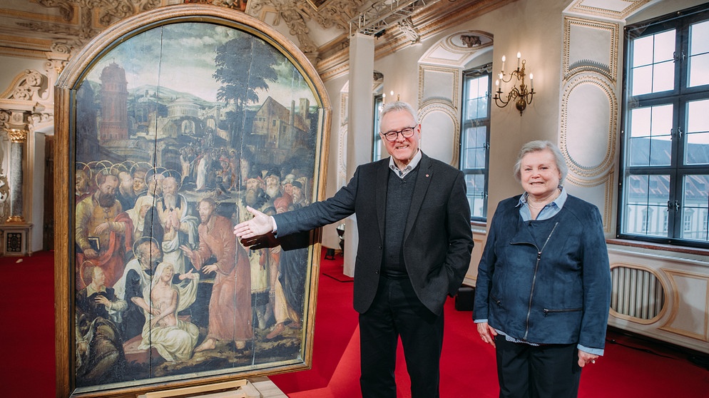 Pater Claudius Amann, Leiter des Klosters Benediktbeuern, lässt ein Gemälde aus dem Klosterinventar begutachten.
Es wurde früher Albrecht Dürer zugeschrieben.
| Bildquelle: BR/Vera Johannsen
