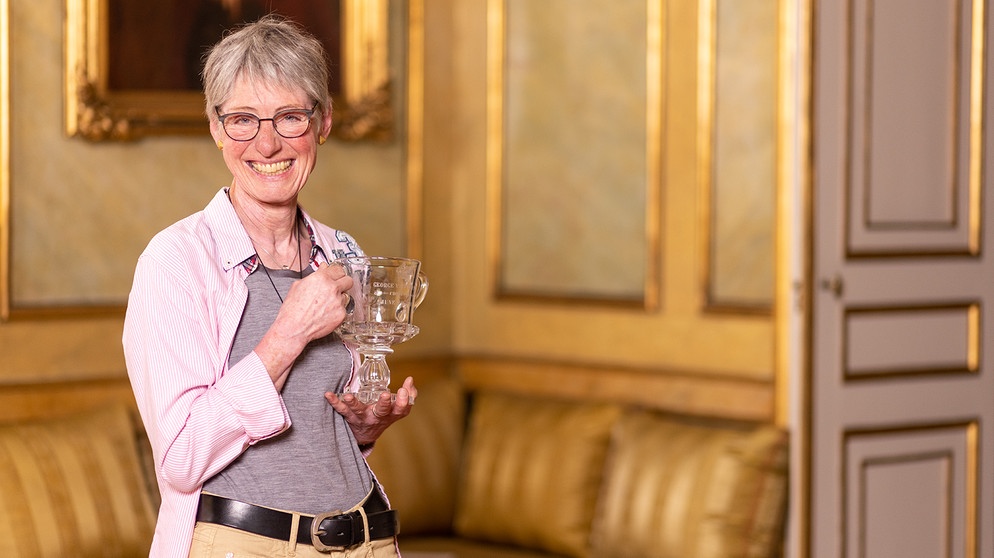 Ein gravierter Pokal von der Krönungsfeier des englischen Königs Georg V. kommt im Coburger Schloss Ehrenburg auf den Tisch. Der Besitzerin gefällt der Krönungspokal nicht besonders - den Experten aber außerordentlich.  | Bildquelle: BR/Konvalin