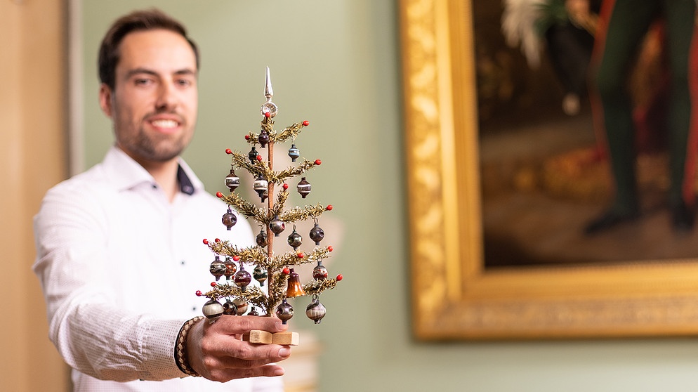 Weihnachtsgeheimnisse, gelüftet bei "Kunst + Krempel" in Coburg auf Schloss Ehrenburg: Woher kommt der Miniatur-Christbaum mit Glaskugeln, vom Besitzer gehütet wie sein Augapfel.  | Bildquelle: BR/Markus Konvalin