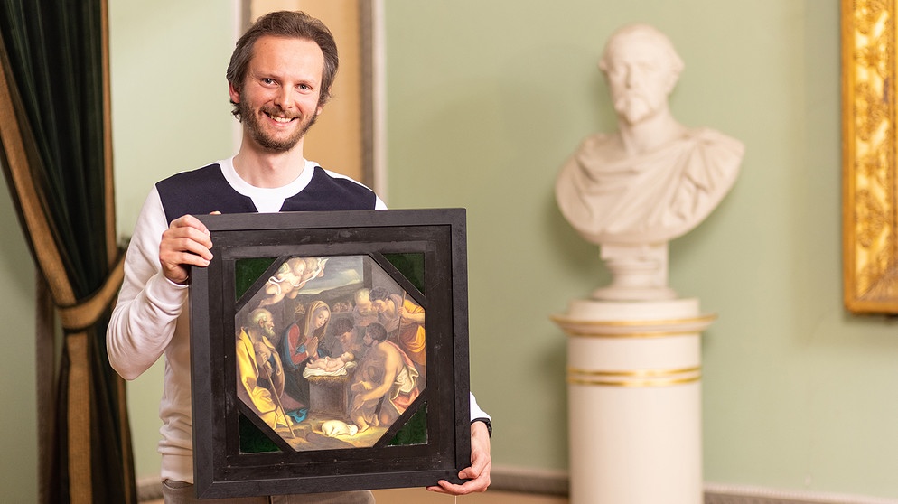 Der Käufer eines Glasbildes aus einer Online-Auktion hofft auf eine Entdeckung. Die Experten in Coburg können sogar sagen, wer es wohl gemalt hat. | Bildquelle: BR/Markus Konvalin