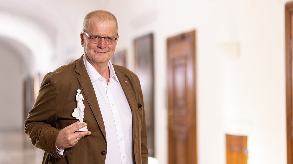Eine bezaubernde Dame aus Porzellan - woher kommt sie? Das Expertenteam in Herzogenburg tippt bei der Figur auf ein Wiener "Rosenwunder". | Bildquelle: BR/Markus Konvalin