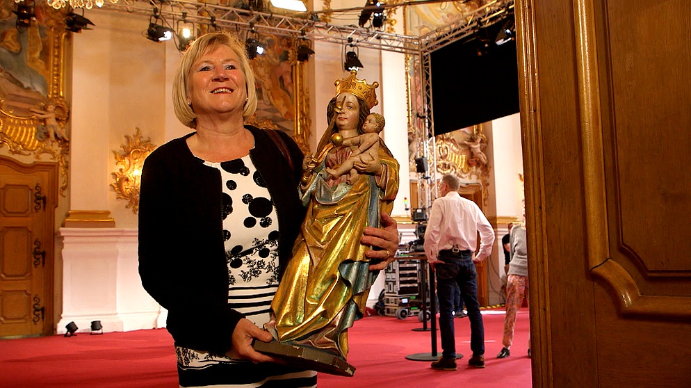 Zum Teil mit Klebeband geflickt, steht die geschnitzte Madonna schon immer in einem Bauernhaus. Die Experten in Metten finden aber Erstaunliches über das Alter der Skulptur heraus. | Bildquelle: BR