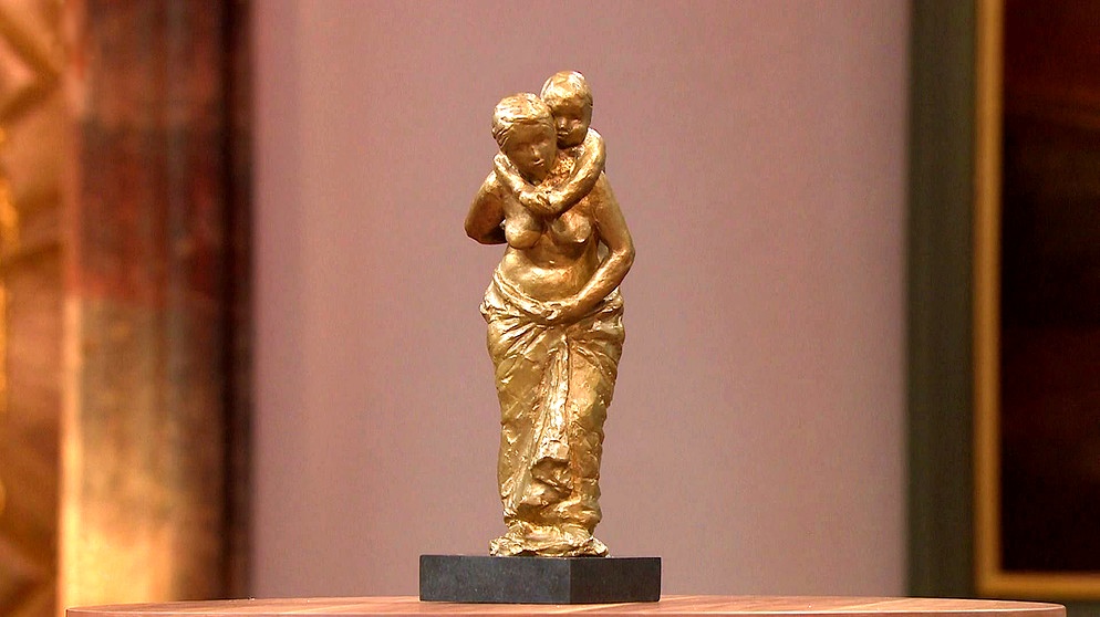 Ein intimer Moment: Diese Statuette aus Bronze zeigt eine Mutter mit ihrem Kind im Huckepack. Diese Figur wirkt wie ein Bozzetto, trägt aber eine Signatur. Hat der deutsche Bildhauer Christoph Voll seine Figur wirklich als vollendet angesehen?  | Bildquelle: BR