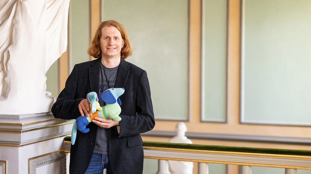 Die Dackelfigur "Waldi", das Maskottchen der Olympiade 1972, wird bei "Kunst + Krempel" auf Schloss Ehrenburg in Coburg vorgestellt. | Bildquelle: BR/Markus Konvalin