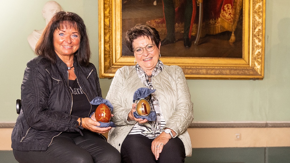 Russische Ostereier können ein Vermögen wert sein, auch wenn sie nicht von Fabergé sind. Das Expertenteam der Religiösen Volkskunst bekommt in Coburg zwei besonders exquisite Exemplare zu sehen. Die beiden Besitzerinnen haben Grund zur Freude ... | Bildquelle: BR/Markus Konvalin