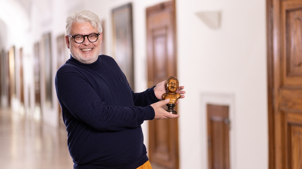 Eine sensationelle Überraschung beim ersten "Kunst + Krempel" aus dem österreichischen Herzogenburg: Die kleine Holzfigur eines schreienden Kindes wurde für unter 200 Euro ersteigert. Sie ist aber 300 Jahre älter als gedacht - und viel mehr wert ...  | Bildquelle: BR, Markus Konvalin