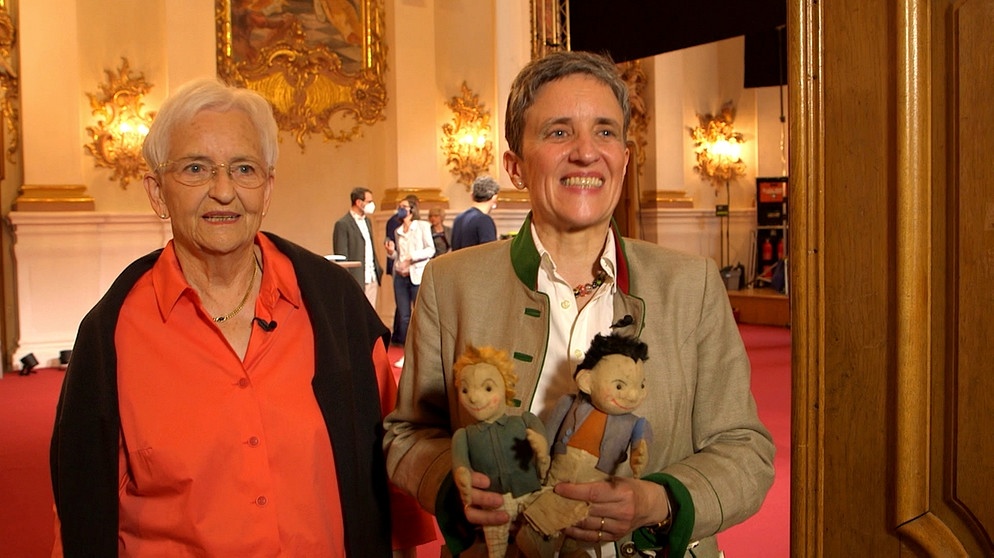 Die glücklichen Besitzerinnen der beiden Steiff-Charakterpuppen Max und Moritz im Kloster Metten | Bildquelle: BR