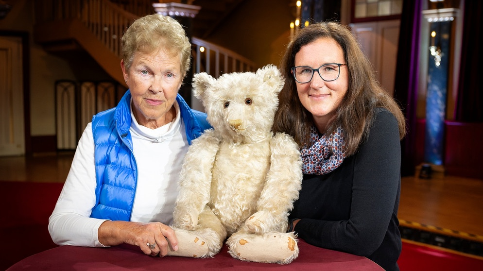Das Expertenteam von "Kunst + Krempel" in der Musikhalle Ludwigsburg ist begeistert von einem über 100 Jahre alten Teddy. Sein Wert überrascht die Besitzerinnen.  | Bildquelle: BR/Ralf Wilschewski