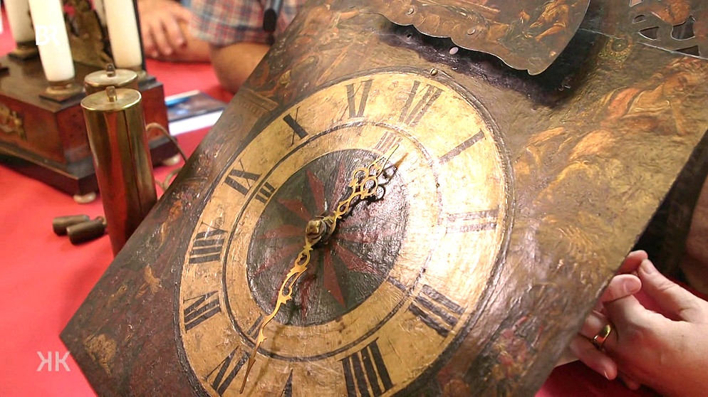 Wanduhr. Voller Geschichten steckt die Malerei auf dieser etwas wuchtigen Wanduhr, deren Teile aus verschiedenen Epochen stammen, die ältesten von 1670. Was hat das alles zu bedeuten? Geschätzter Wert: 700 Euro | Bildquelle: Bayerischer Rundfunk