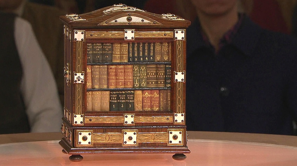 Zigarrenschränkchen. Aus diesem historistischen Zigarrenschränkchen, in England um 1850/60 aus Palisander gebaut und dekoriert mit einem Beschlagwerk aus Elfenbein, entnahmen die Herren im Smoking ihre "Habanos". Geschätzter Wert: 800 bis 1.000 Euro  | Bildquelle: Bayerischer Rundfunk