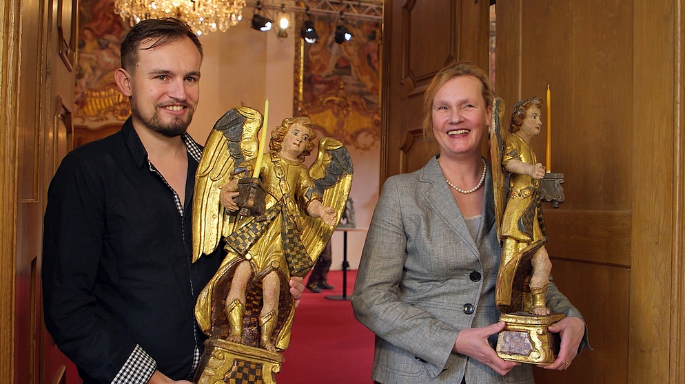 Zwei Leuchterengel sollen aus dem 15. Jahrhundert stammen. Können dies die Experten für Skulpturen im Kloster Metten bestätigen? | Bildquelle: BR