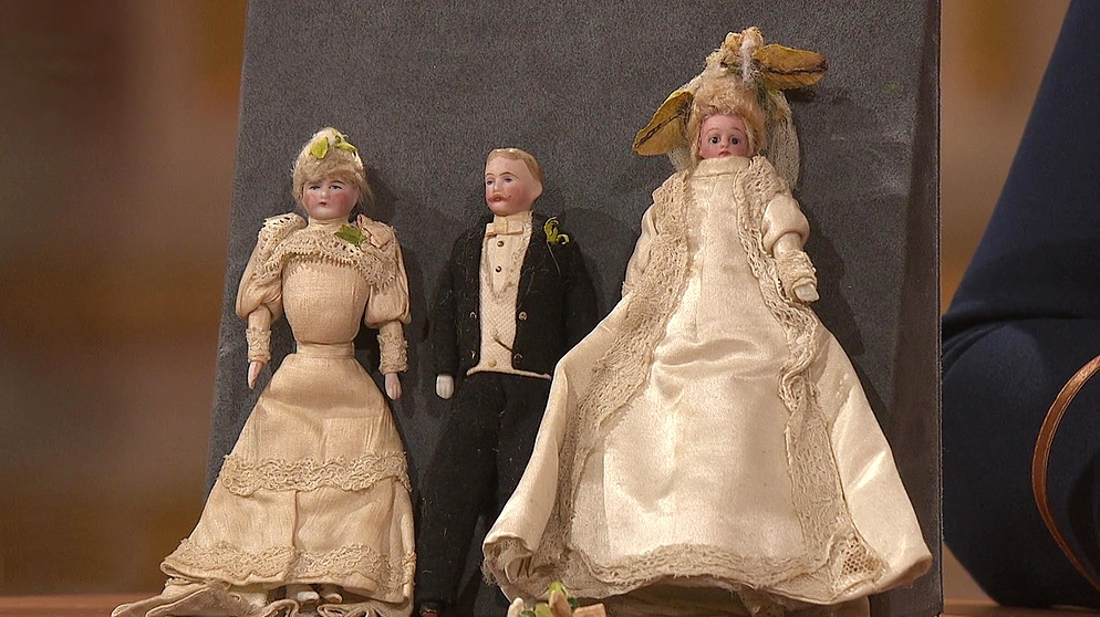 Nahezu in ihrem Originalzustand sind diese drei Puppenstubenpuppen aus thüringischer Herstellung erhalten: eine Brautjungfer, ein Bräutigam - und die Braut ganz in Weiß. Warum lässt sich die Hochzeitsgeselschaft so gut datieren? Geschätzter Wert: 800 Euro | Bildquelle: BR