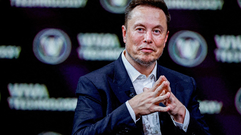 Tech-Milliardär Elon Musk mit gespreizten gefalteten Händen | Bildquelle: Reuters