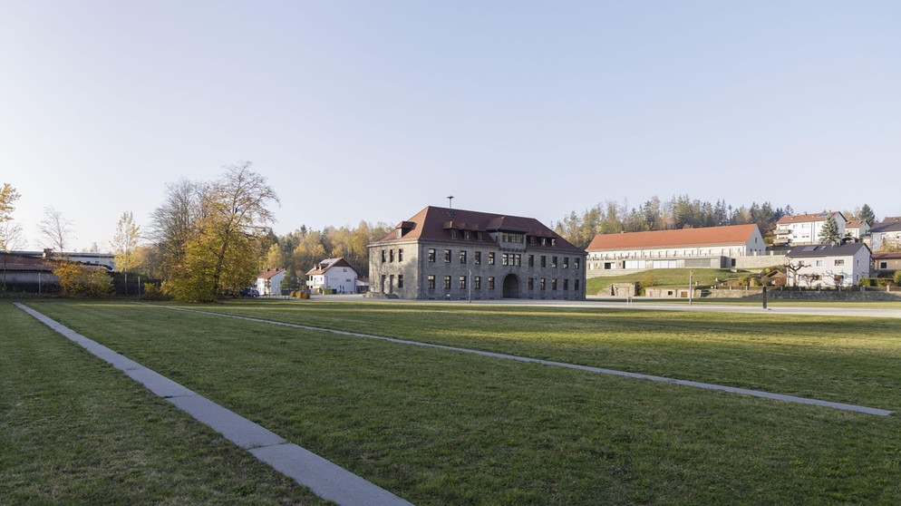 Aussengelände und Kommandantur auf dem Gelände der KZ-Gedenkstätte Flossenbürg | Bildquelle: Thomas Dashuber