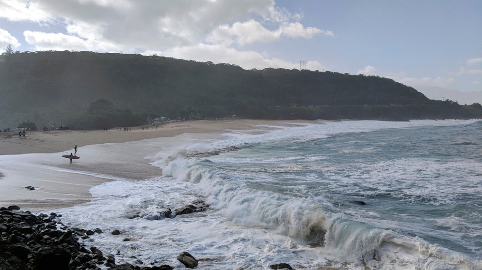 Der Waimea Beach an der North Shore Oahus ist im Winter bekannt für seine Monsterwellen. Im Sommer ist das Meer hier eher ruhig. | Bildquelle: BR/LOUPEFILM/NDR