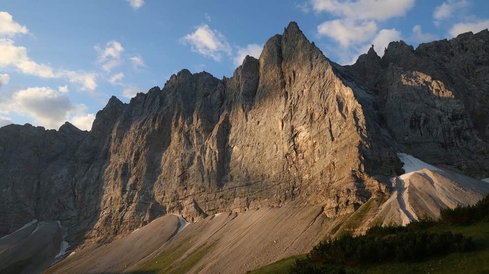 Felswand im Spiel von Licht und Schatten | Bildquelle: BR/Kilian Neuwert
