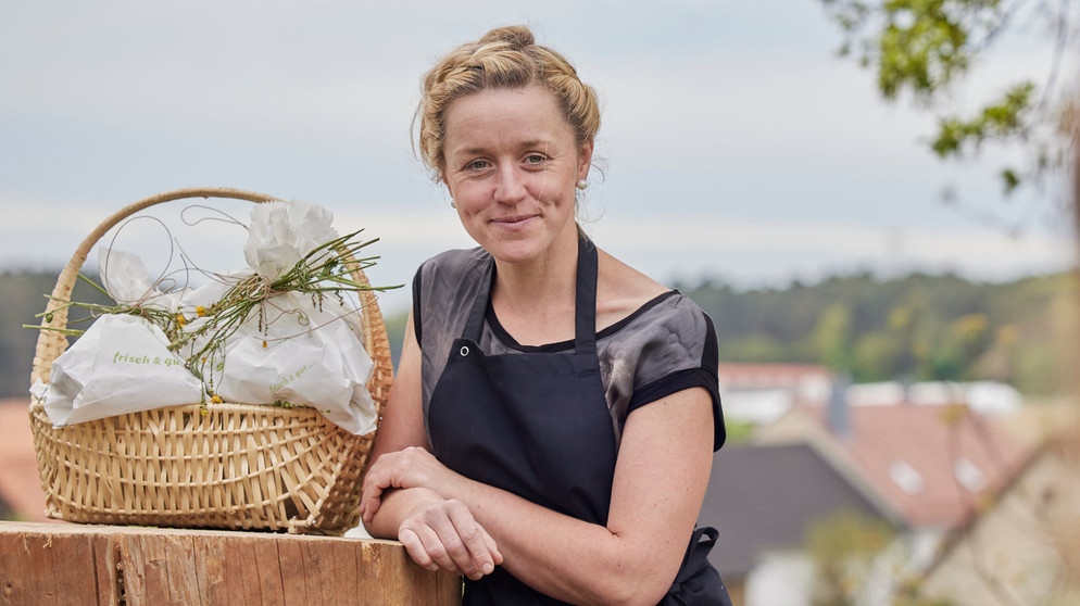 Landfrau Veronika Röll präsentiert den Gruß aus der Küche mit Gastgeschenken. | Bildquelle: BR/megaherz GmbH/Philipp Thurmaier