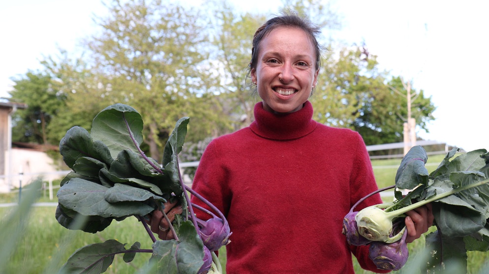 Landfrau Julia Hausladen mit erntereifen Kohlrabis. | Bildquelle: BR/megaherz GmbH/Philipp Thurmaier