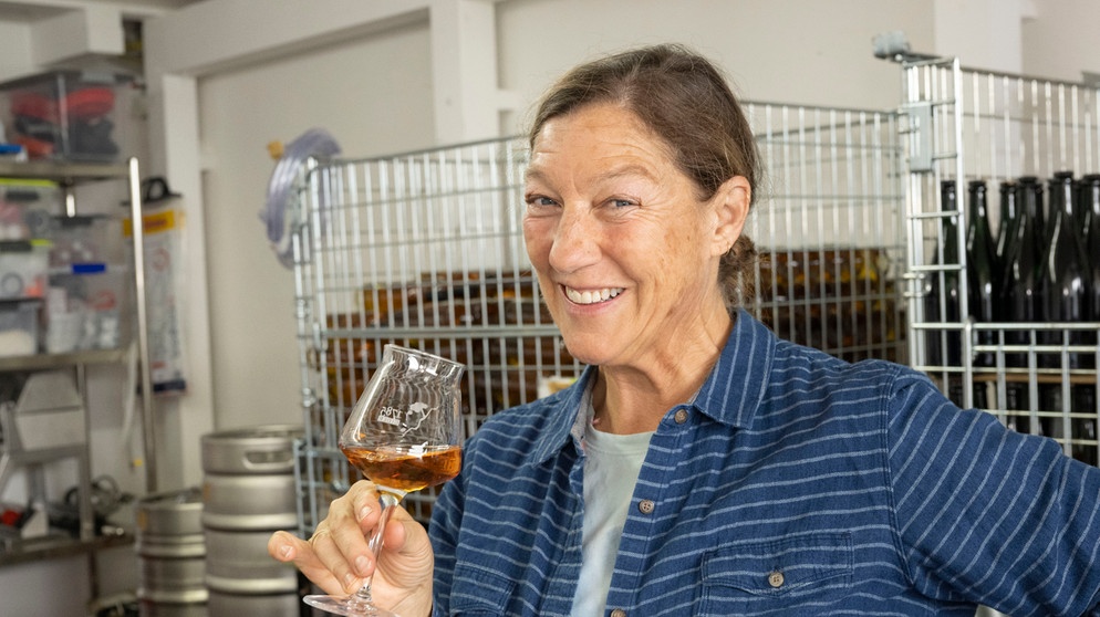 Kulinarische Schätze bei Wendy LeBlanc (Apfel-Cidre) in Unterkirnach im Schwarzwald (SWR). | Bildquelle: BR/WDR/Melanie Grande