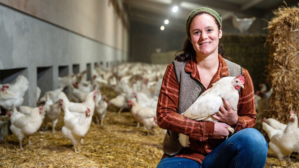 Landfrau Anna Ostermeier in ihrem Hühnerstall. | Bildquelle: BR/megaherz gmbh/Moritz Sonntag