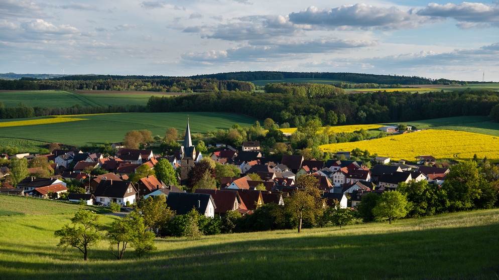 Das Abendlicht lässt die idyllische Ortschaft aufleuchten. | Bildquelle: dpa-Bildfunk/Nicolas Armer