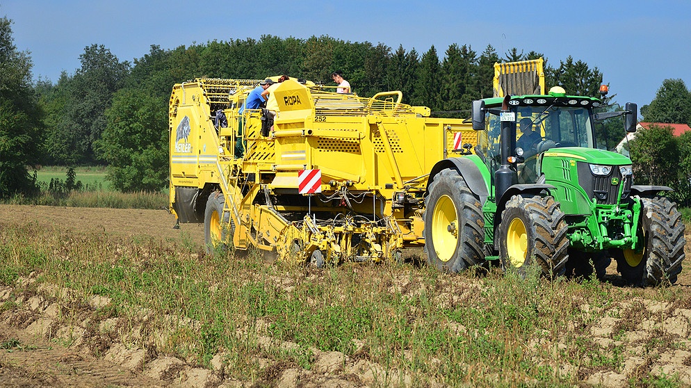 PS-Riesen auf dem Acker! Wer ist nicht fasziniert von großen Landmaschinen im Einsatz? Doch die Landtechnik Giganten bieten auch schlaue Lösungen für die Herausforderungen der Landwirtschaft. | Bildquelle: ROPA Fahrzeug- und Maschinenbau GmbH