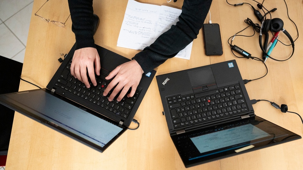 Homeoffice: Zwei Laptops auf einem Tisch | Bildquelle: dpa-Bildfunk