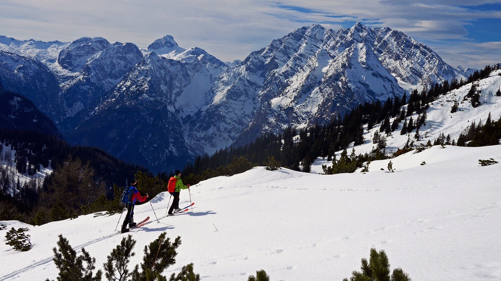Zwei Skitourengeher beim Aufstieg in verschneiter Bergwelt | Bildquelle: BR/Michael Düchs