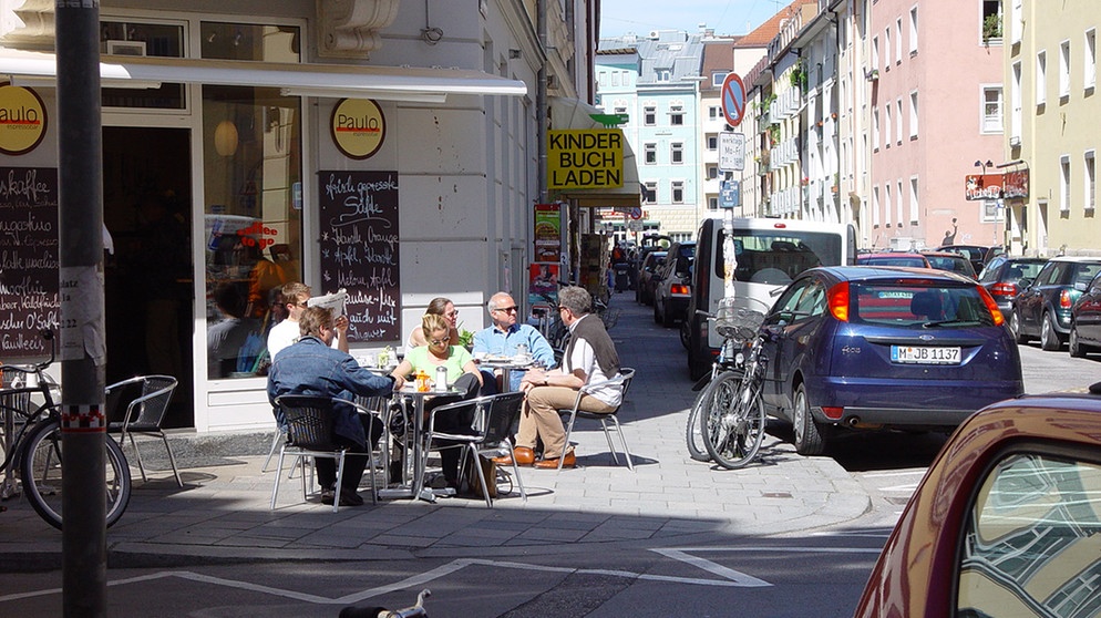 Ein Café an der Türkenstraße. | Bildquelle: BR/Grawol Film Produktion