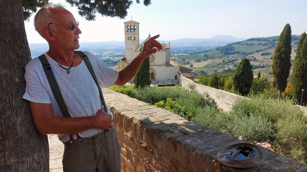 Fred Theiner macht eine Pause an seinem Lieblingsplatz oberhalb der Basilika San Francesco in Umbrien. | Bildquelle: BR