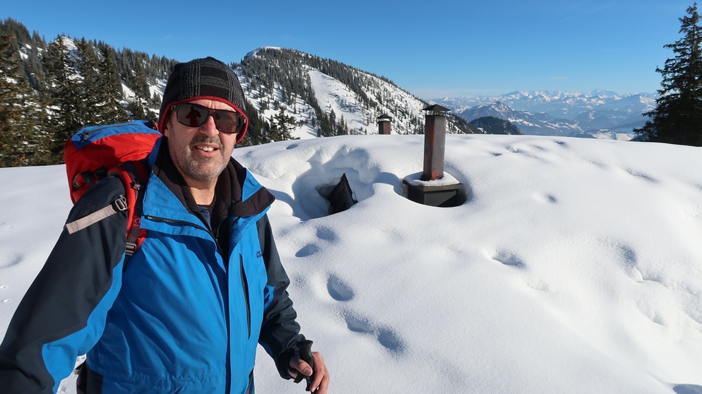 Wast Pertl vor seiner eingeschneiten Sulzing-Alm. | Bildquelle: BR/Georg Antretter