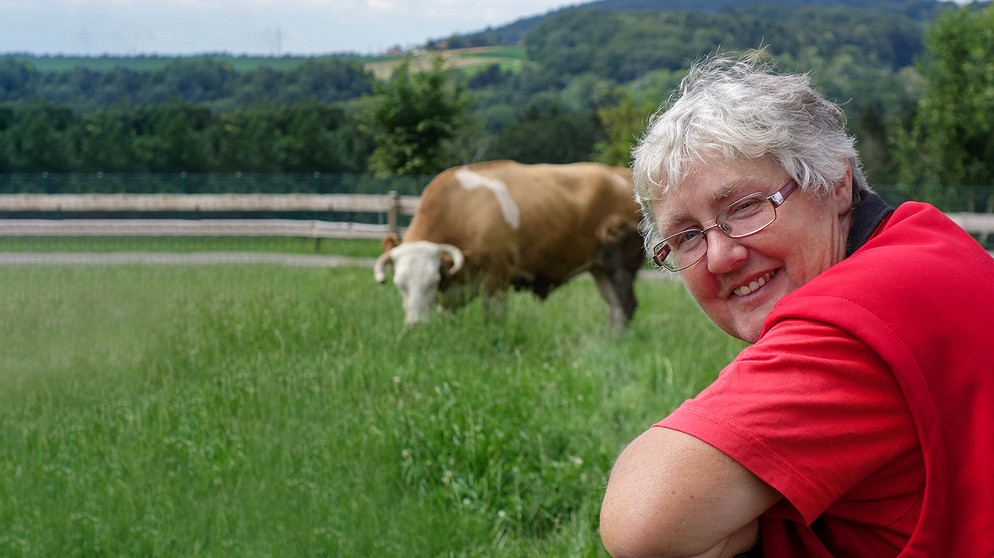 Seit jeher hat die niederbayerische Bäuerin Traudl ein besonders enges Verhältnis zu ihren Kühen. | Bildquelle: BR/Angelika Vogel