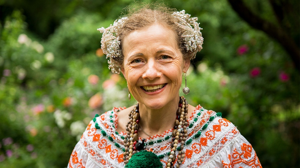 Annette hat sich versöhnt mit der Vergangenheit, in der ihre Eltern sie vernachlässigt hatten und sogar hungern ließen. Sie trägt das südamerikanische Kleid ihrer Mutter. | Bildquelle: BR/isar film Produktion GmbH/Paul-Georg Busse