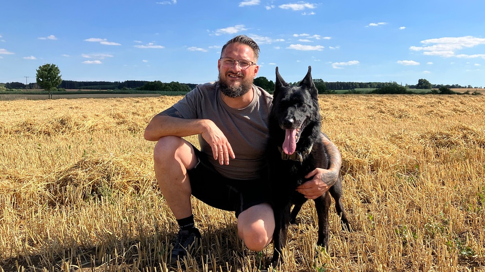 Gerd Schuster mit seiner Hündin Juulaaa. | Bildquelle: Br/megaherz gmbh/Frank Becht