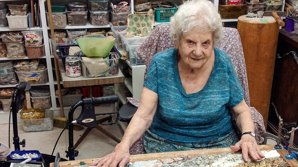"Die Kunst hält mich am Leben!". Ilana, 90 Jahre, in ihrem Atelier. | Bildquelle: BR/Giora Shafir