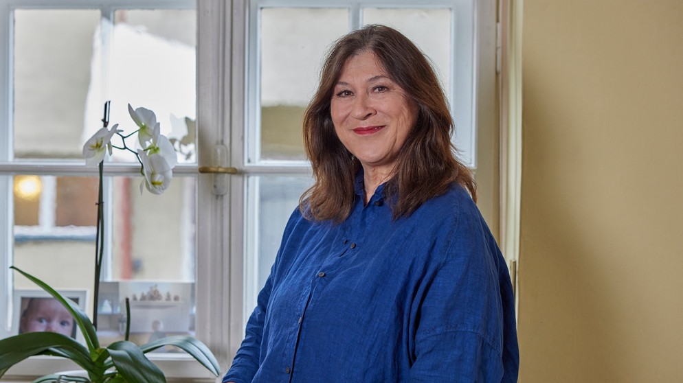 Eva Mattes im Portrait vor dem Fenster. | Bildquelle: BR/Martina Bogdahn