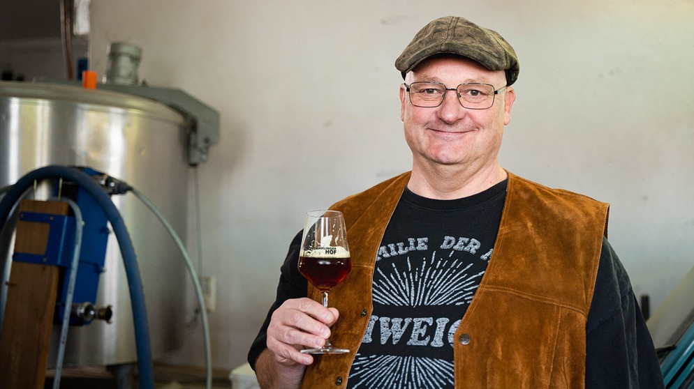 Bernd vor seinem frisch gebrauten Bier. | Bildquelle: BR/Tabea Hofmann