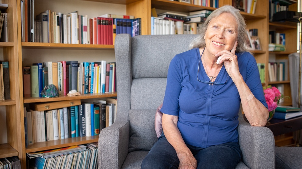 Gisela Heidenreich in ihrem Wohnzimmer. | Bildquelle: BR/Marie Wald