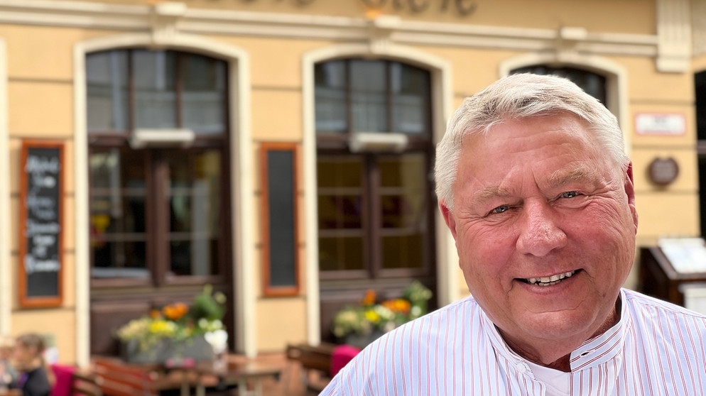 Dietmar Holzapfel vor der Deutsche Eiche. | Bildquelle: BR/Johannes Kaltenhauser