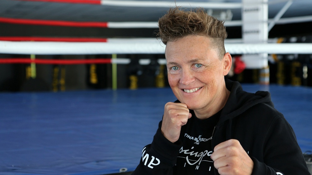 Tina Schüssler vor dem Boxring. | Bildquelle: BR/Stefan Panzner