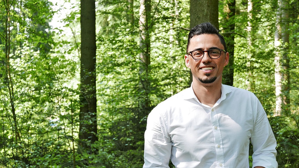 Erkan Inan - glücklich im Wald seiner Kindheit. | Bildquelle: BR/Daniela Agostini