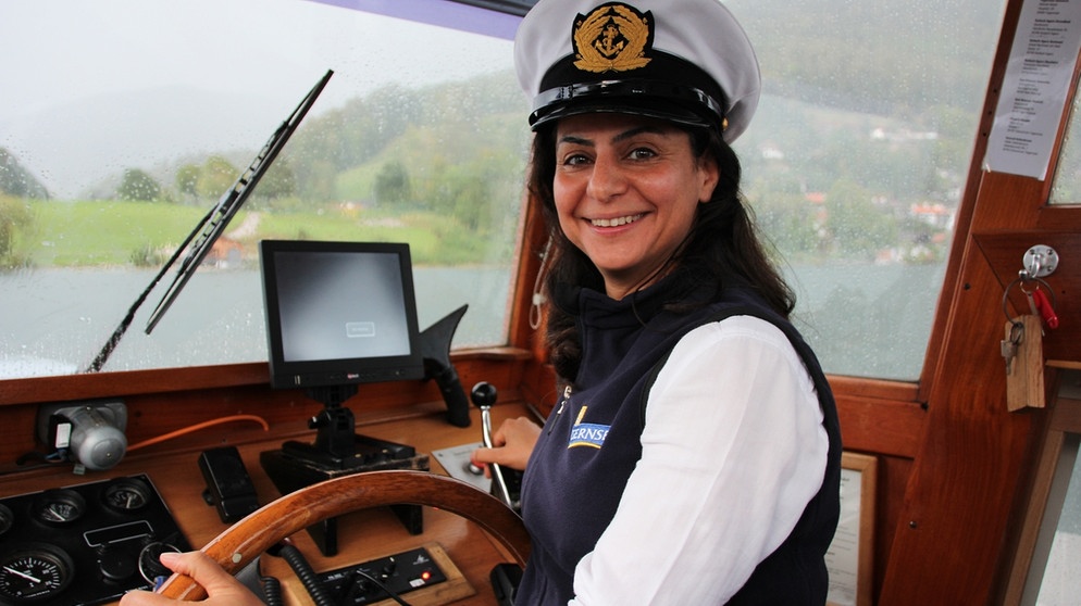 Kapitänin Najd Boshi bei einer Fahrt auf dem Tegernsee. | Bildquelle: Birgit Deiterding