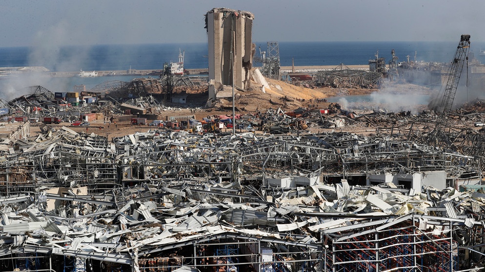 Libanon, Beirut: Blick über den Schauplatz nach einer massiven Explosion im Hafen. | Bildquelle: dpa-Bildfunk/Hussein Malla
